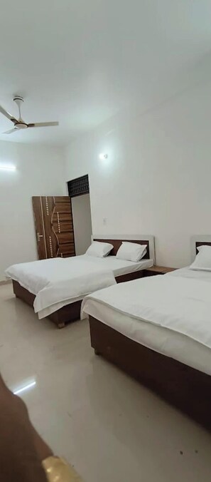 Neljän hengen deluxe-huone, ilmastointi | Allergiatestatut vuodevaatteet, työpöytä, äänieristys, ilmainen Wi-Fi