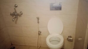 Douche, douche à « effet pluie », chaussons, serviettes fournies