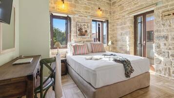 Villa, privébadkamer, aan de binnenplaats | Een kluis op de kamer, individueel gedecoreerd, individueel gemeubileerd