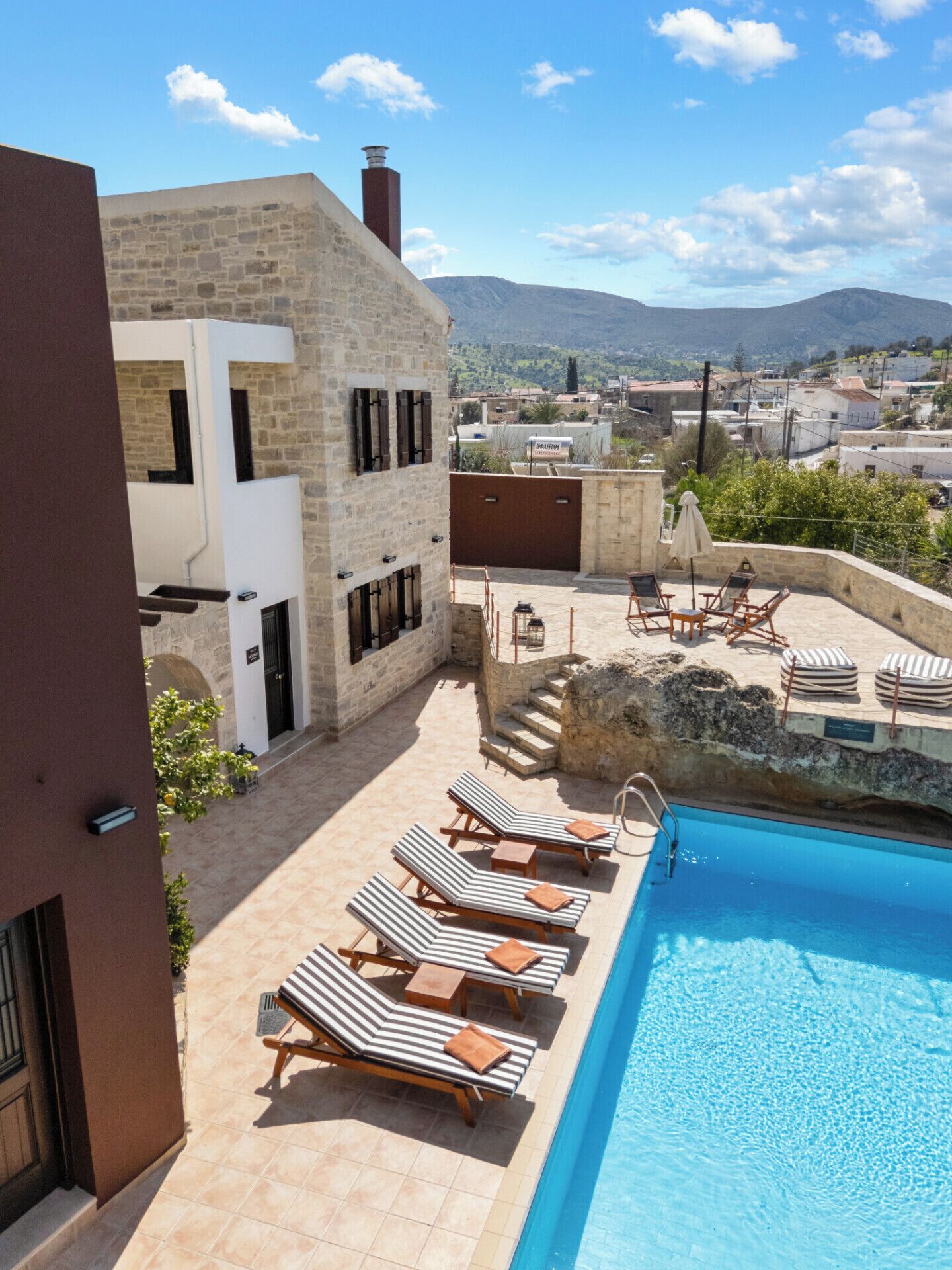 Een seizoensgebonden buitenzwembad