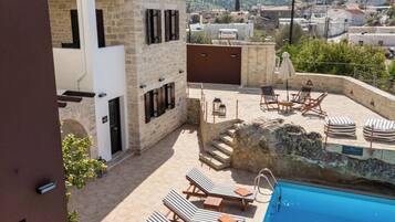 Een seizoensgebonden buitenzwembad