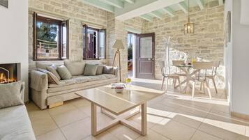 Villa, privébadkamer, aan de binnenplaats | Woonkamer | Een open haard