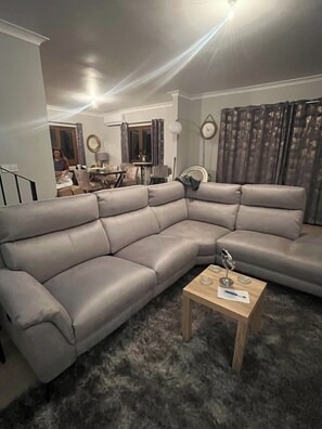 Smart TV - Narnia Nook. A Luxury hideaway with private pool. (Lysos)