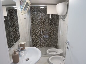 Douche, sèche-cheveux, serviettes fournies