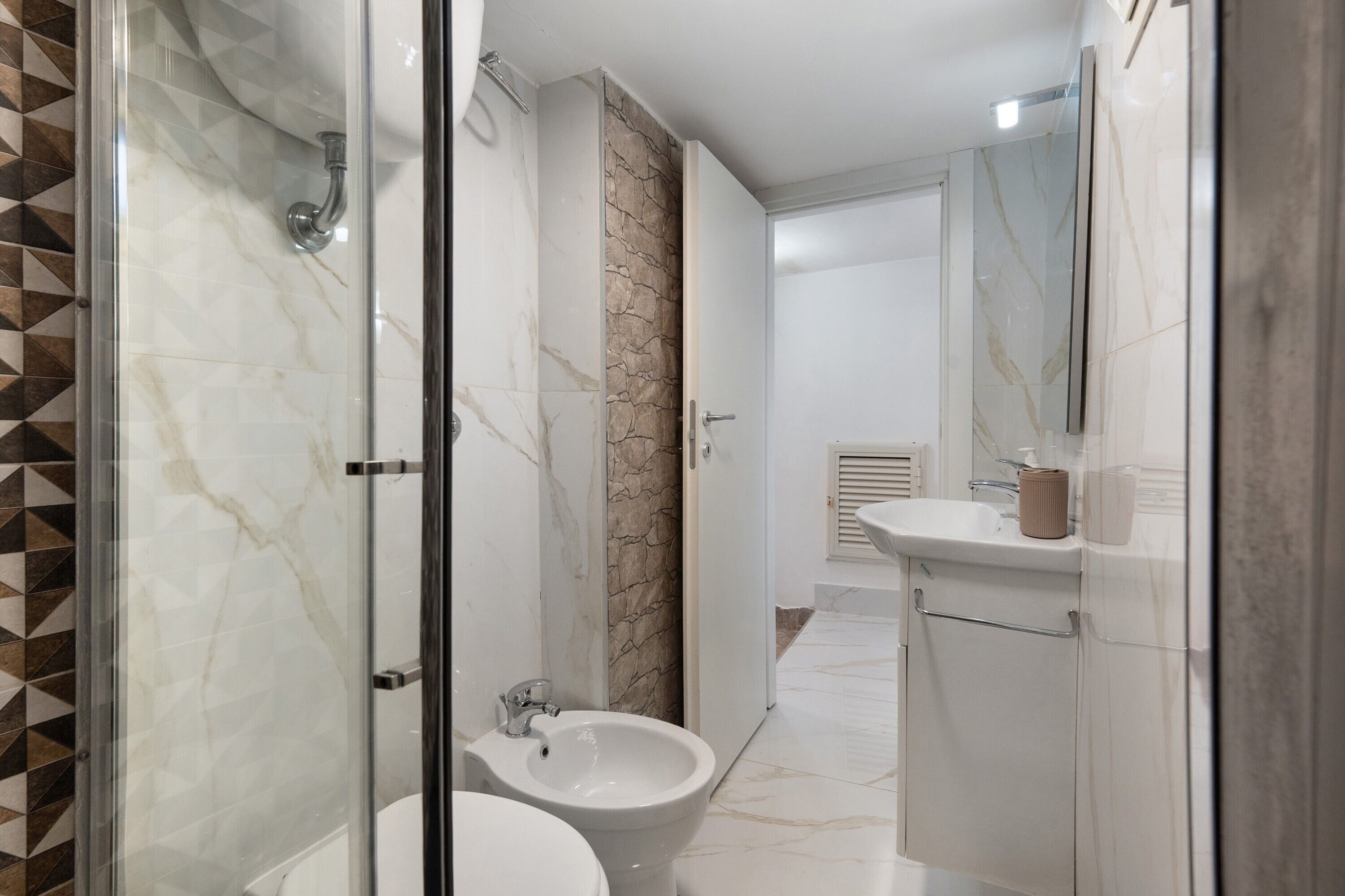 Regadera, secadora de cabello, toallas 