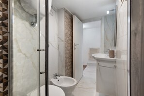 Regadera, secadora de cabello, toallas 