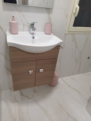 Bruser, hårtørrer, håndklæder