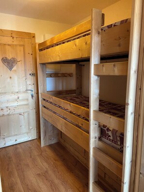 1 غرفة نوم ومكواة/لوح كي