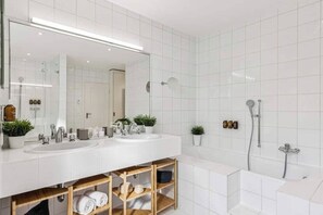 Eco-friendly toiletries, hair dryer, towels, soap - Old Town Gem by Grossmünster | AC | Free Parking (Zürich)