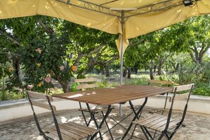 Outdoor dining - Mulberry Tree, Borgo Tortorella (Impalata)