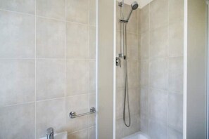 Shower, hair dryer, bidet, towels - Mulberry Tree, Borgo Tortorella (Impalata)