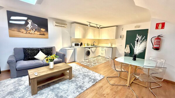 Appartement de base, balcon | Aire de séjour