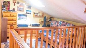 A bedroom with a wooden bunk bed, a desk with a computer, and various decorations on the walls. - Chalet at 50 meters from the ski slopes "Les Angles (Les Angles)