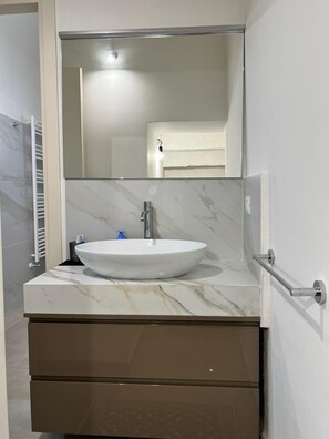 Ducha, secador de pelo, bidet, toallas