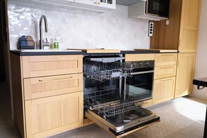 Køleskab, mikrobølgeovn, ovn, kogeplade