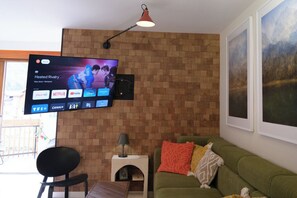 Smart-TV, Bücher, Stereoanlage