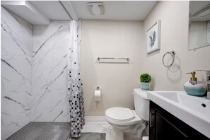 Chuveiro, secador de cabelo, toalhas de banho, sabonete