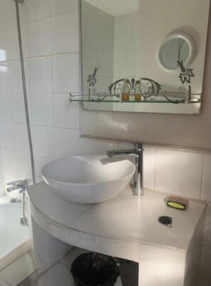 Regadera, secadora de cabello, toallas, jabón