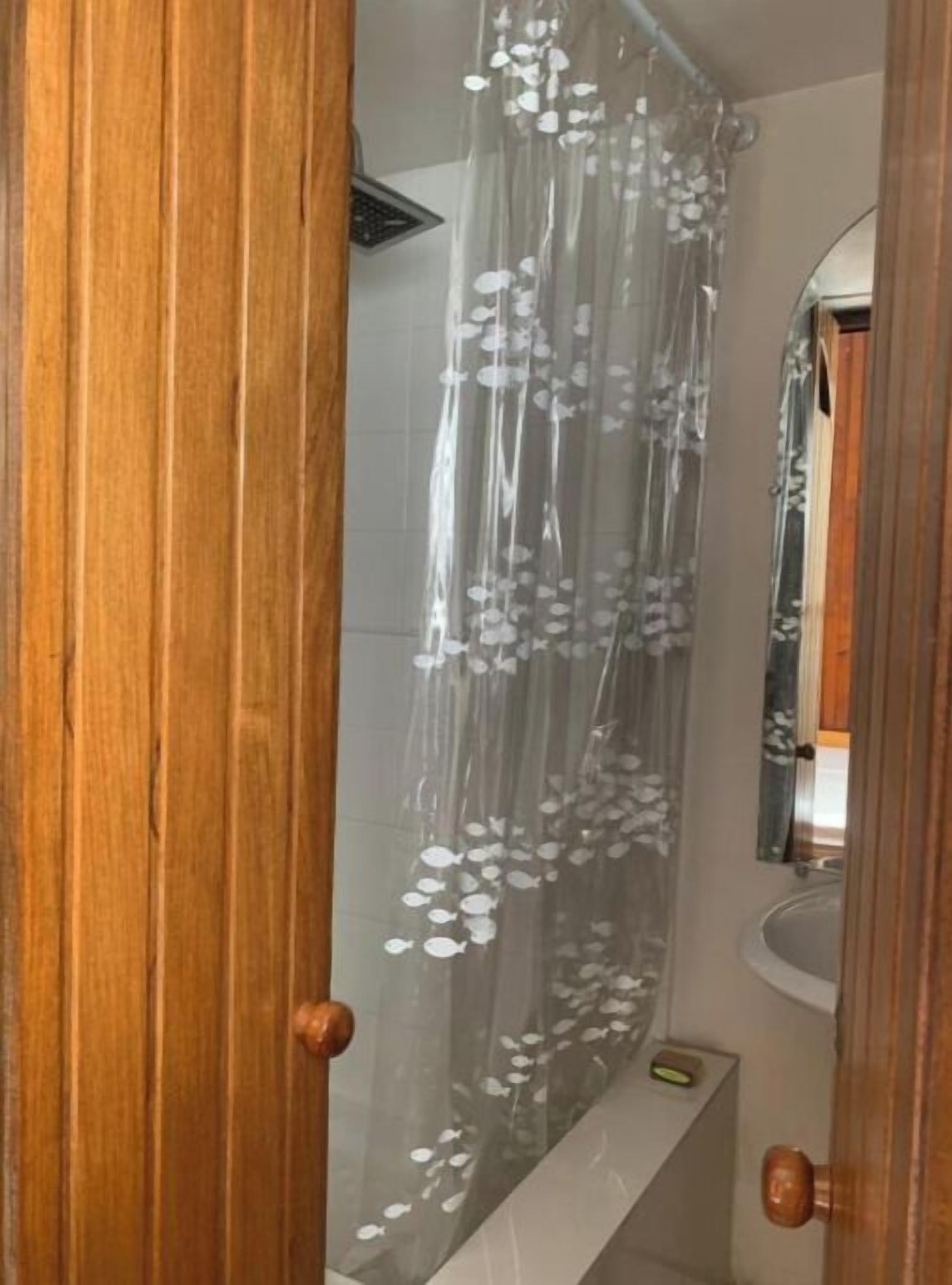 Douche, sèche-cheveux, serviettes fournies, savon