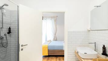 Deluxe Room | Bathroom | Hair dryer, bidet, soap, shampoo