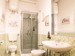 Family Room | Bathroom | Hair dryer, bidet, soap, shampoo - Residenza Ricasoli (Grosseto)