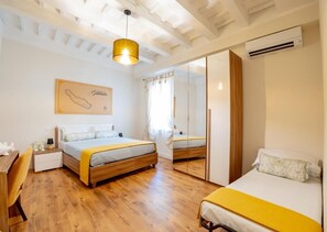 Family Room | Desk, free cribs/infant beds, free WiFi, bed sheets - Residenza Ricasoli (Grosseto)