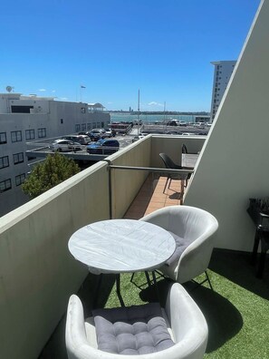 Outdoor dining - Rendezvous Heritage studio with private balcony (Auckland)