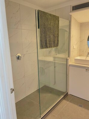 Dusche, Haartrockner, Handtücher, Seife