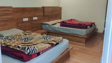 Chambre quadruple Deluxe | Fer et planche à repasser, accès au Wi-Fi (inclus)