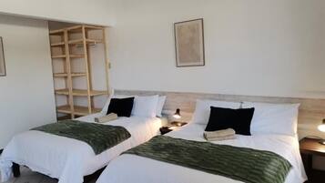 Studio Standard, patio | Coffres-forts dans les chambres, fer et planche Ă repasser