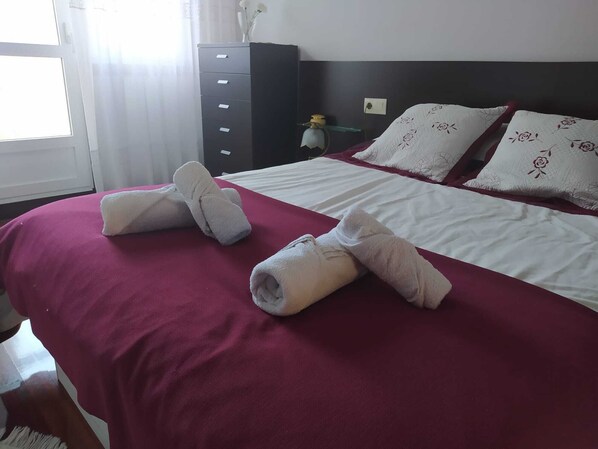 Silitysrauta/-lauta, Wi-Fi, vuodevaatteet