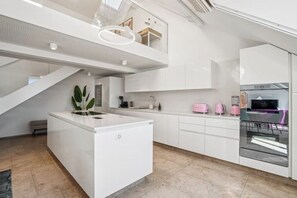 Frigorifero, microonde, forno, piano cottura