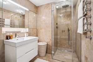 Shower, hair dryer, towels, soap - Old Town Penthouse | 360° Views | Rooftop Terrace (Zürich)