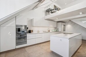Fridge, microwave, oven, stovetop - Old Town Penthouse | 360° Views | Rooftop Terrace (Zürich)