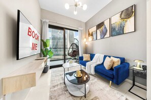 TV - Free housekeeping visits during your stay - StayShort - 1 Bed in Business Bay with Modern Amenities (Business Bay)