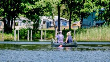 Dos personas en un canoa sobre aguas tranquilas.