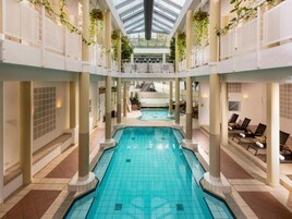 Una piscina techada, una piscina al aire libre