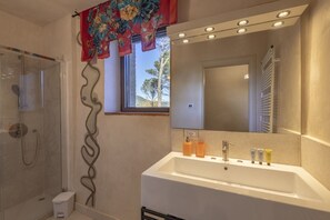 Shower, bidet, towels, shampoo - Apartment in a Tuscan Farmhouse with Pool & AC (Prata)