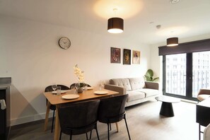 TV, offices - Modern 2BED 5th Floor Apartment, Central Liverpool (Liverpool)