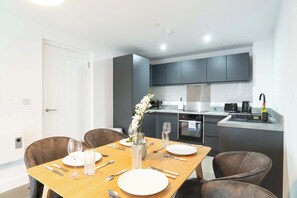 Fridge, microwave, oven, stovetop - Modern 2BED 5th Floor Apartment, Central Liverpool (Liverpool)