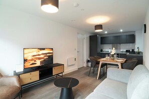 TV, offices - Modern 2BED 5th Floor Apartment, Central Liverpool (Liverpool)