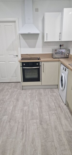 Apartment, 1 Bedroom | Private kitchen - Cozy 1 Bedroom Fully Furnished Apartment (Leicester)