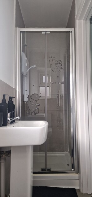 Apartment, 1 Bedroom | Bathroom | Toilet paper - Cozy 1 Bedroom Fully Furnished Apartment (Leicester)