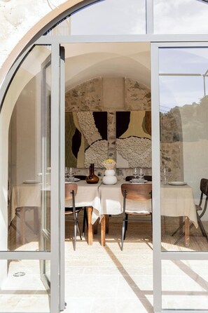 Outdoor dining - Entire Village Home • 7BR • 15 Guests • Beach (Ollioules)