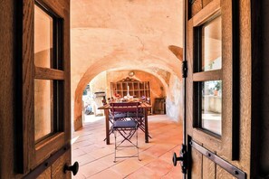 Outdoor dining - Entire Village Home • 7BR • 15 Guests • Beach (Ollioules)