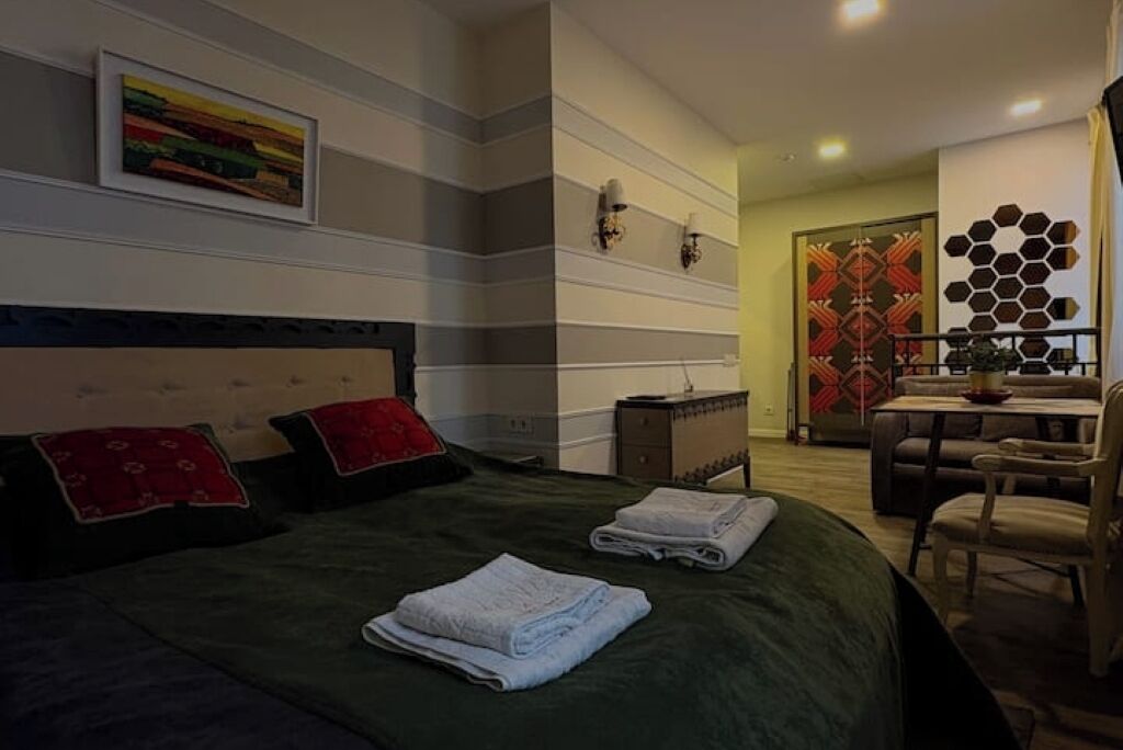 Tabla de planchar con plancha, wifi y ropa de cama 