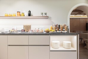 Free daily buffet breakfast - Lingers Suites & Residence (Appiano Sulla Strada del Vino)