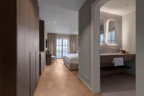 Junior Suite, Balcony | Bathroom | Shower, free toiletries, hair dryer, slippers - Lingers Suites & Residence (Appiano Sulla Strada del Vino)