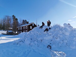 Property grounds - Spacious Farmhouse – Skiing, Forest & Town. Pet-friendly! (Svenstavik)