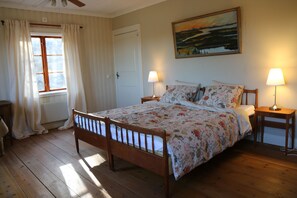 Room - Spacious Farmhouse – Skiing, Forest & Town. Pet-friendly! (Svenstavik)